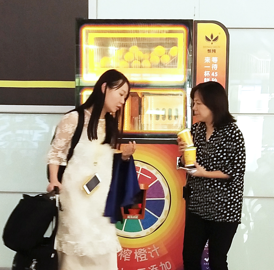 深圳机场--5个橙子自动榨汁机3个月回本！